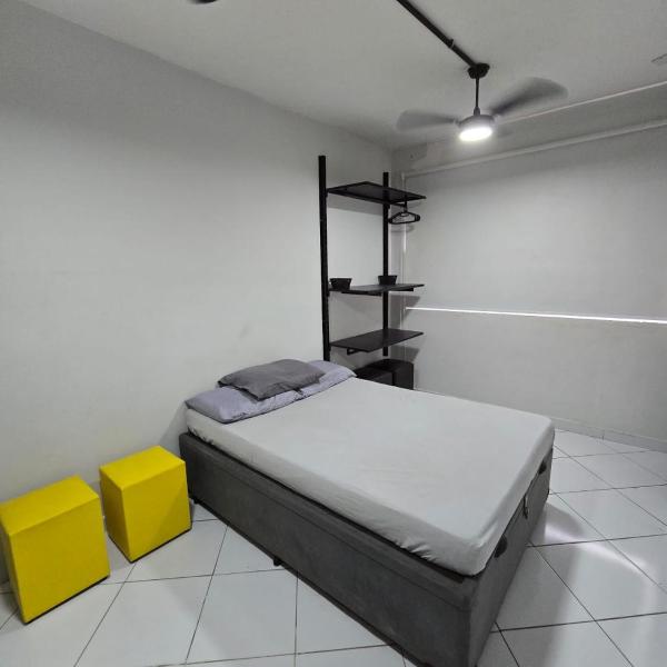 Apto em prédio frente a praia, 1 quarto, com garagem coberta, local privilegiado - Foto 2