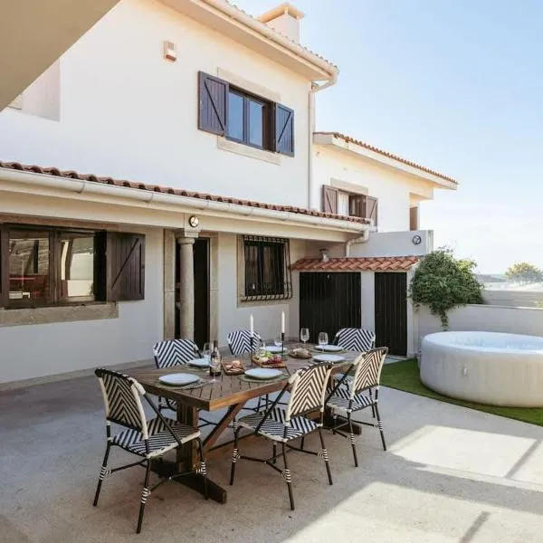 Beach Villa with Jacuzzi & Garage by HostWise, hotell i Vila Chã