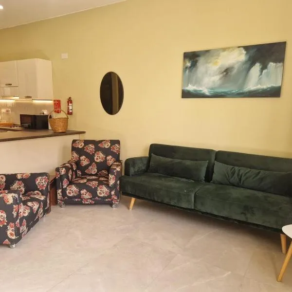 Valletta is 5 minute Ferry ride away - Sunny Sliema Apartment, hotel en Sliema