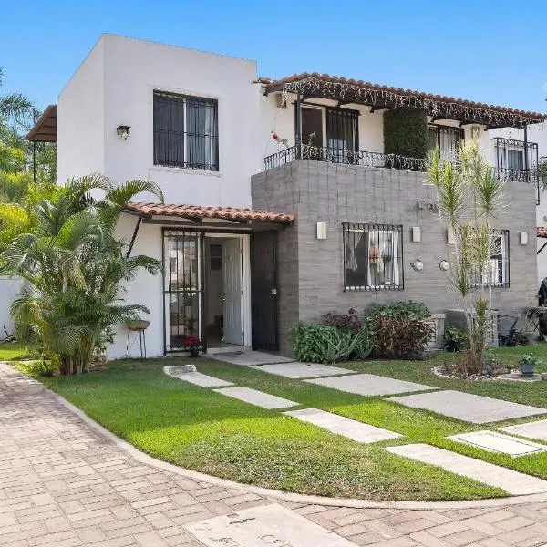 Modern Pool Side, 3 Bdrm House with parking, hotel em Puerto Vallarta