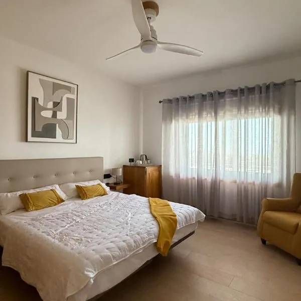 Yellow Room - Sunlite Double Private Room in Villa Barbuja, hotel a Tefía