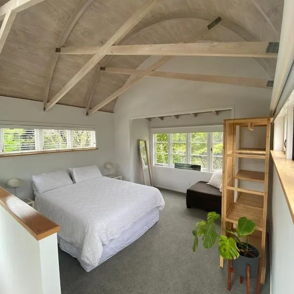 Kauri Coast Bungalow, hotel din Karekare