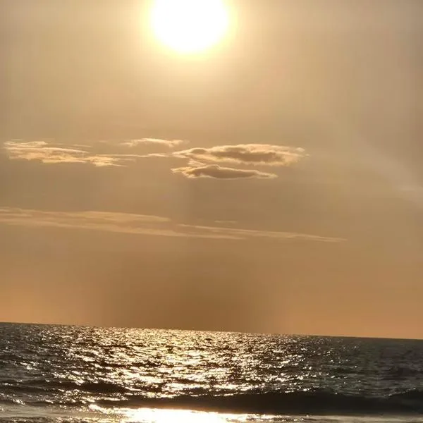 Family getaway, pool, beach and surf, hotel em Jacó