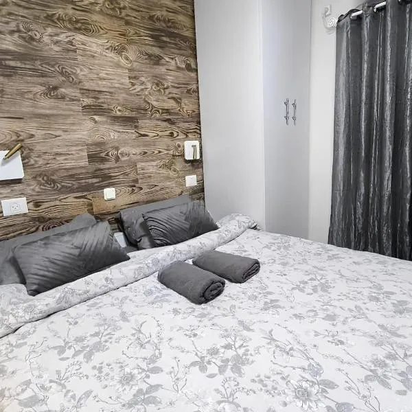 Studio with Terrace & Free Parking, hotel a Herzelia