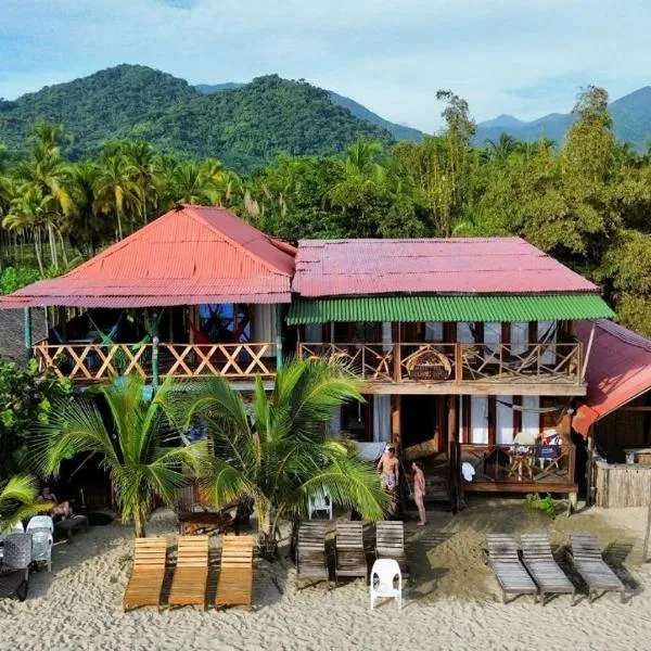 the mompe beach hostal, hotel em La Poza