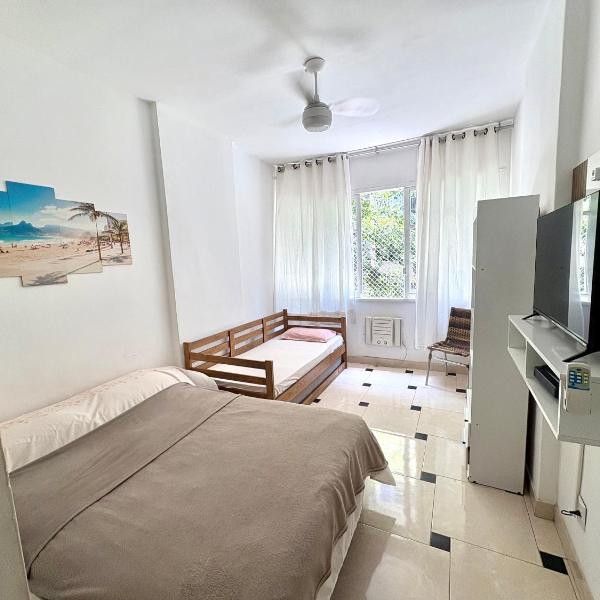 Apartamento completo na QUADRA DA PRAIA EM COPACABANA, ar condicionado, NETFLIX, wifi 300MB, portaria 24h, pauloangerami PJ160