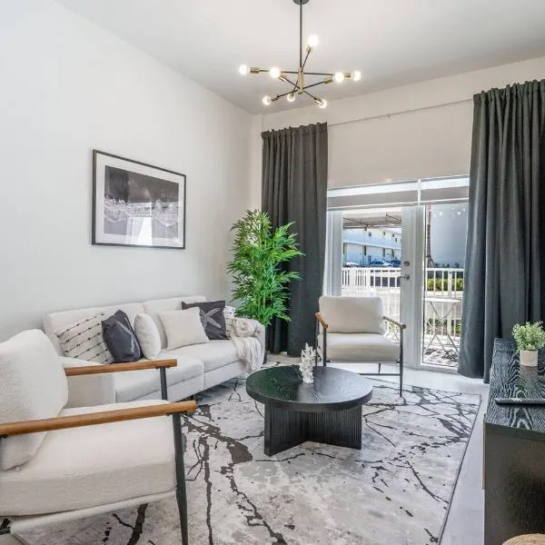 Classy 2BR-2BA Oasis With Free Parking & EV Station, hotel a Hallandale Beach