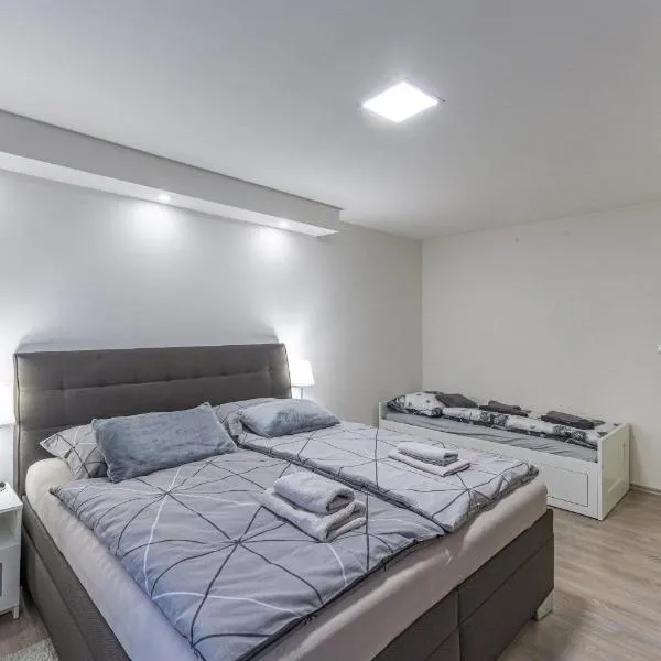 Apartmán U Zlaté hroudy, hotel u gradu 'Zlaté Hory'