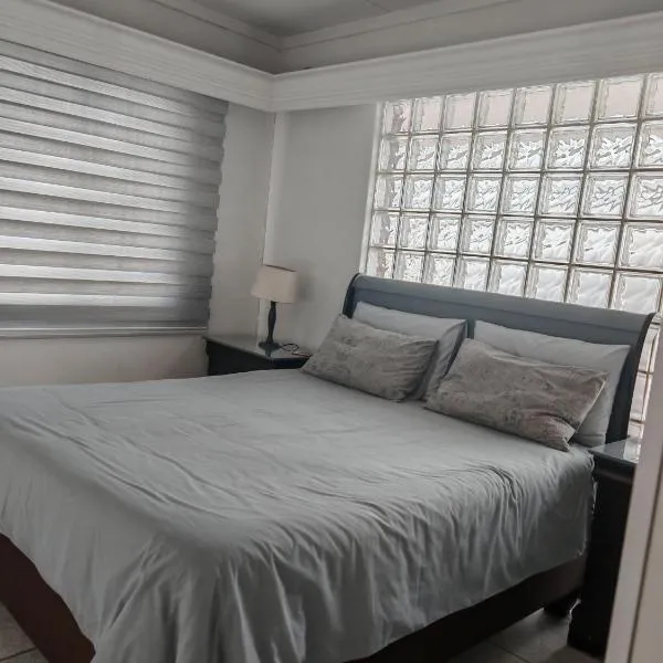 Yakhe self-catering Cozy styled 1 bedroomed, hotel em Edenvale