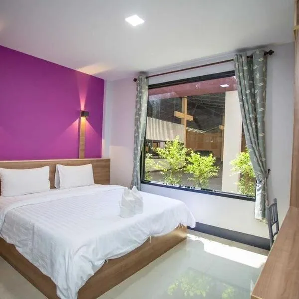 Nakarin Hotel, hotel em Amnat Charoen