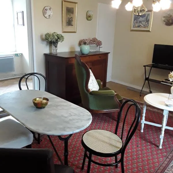 Appartement dans Maison de Bourg, hotel v destinácii Saint-Germain-les-Belles
