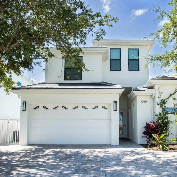 Sorrento - Spacious 5BR 4,5BA Home with Private pool & hot tub, ideal for families and groups! Pet friendly with plenty of comfort and space, Short walk to Delnor Wiggins Beach, close to Naples attractions!, hotel em Naples