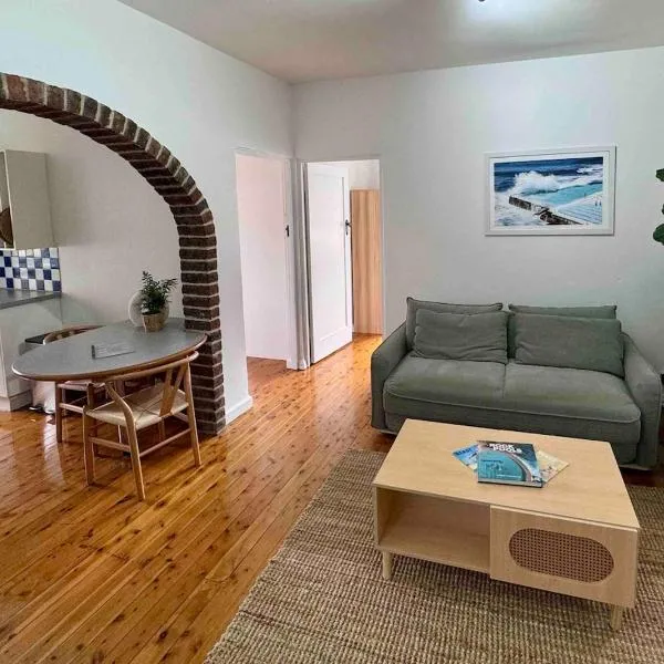 GUEST FAVOURITE - Art-Deco Heritage Apartment in the Heart of Bondi, khách sạn ở Sydney