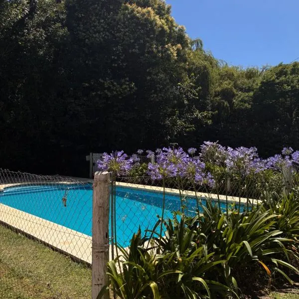 Cabañas Aires del Sur, con gran parque y pileta，查斯科穆斯的飯店