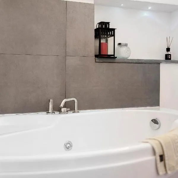 Casa vacanza A Cola - con Jacuzzi – hotel w mieście Rocchetta Nervina