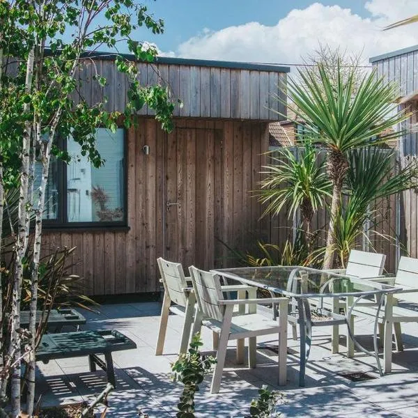 Coastal Courtyard with Hot Tub, Greatstone، فندق في Greatstone