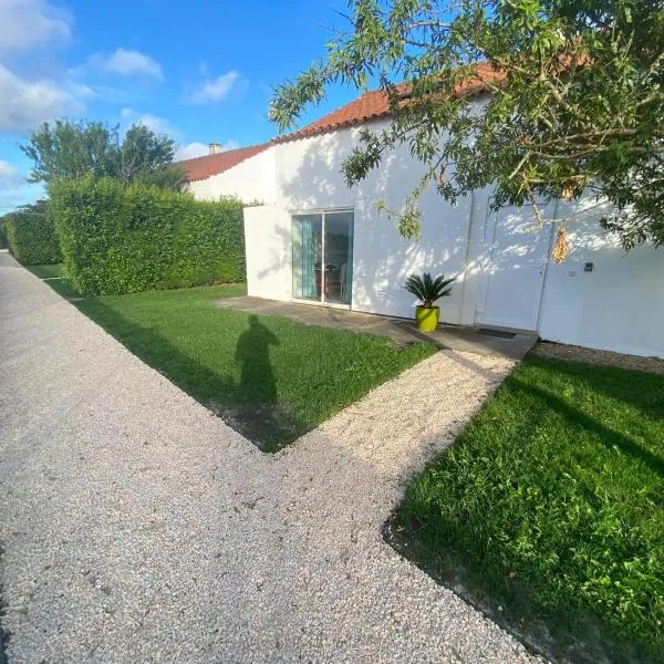 Aljezur Houses 3 bedrooms 2 bathrooms with Condo Pool, hotel in Aljezur