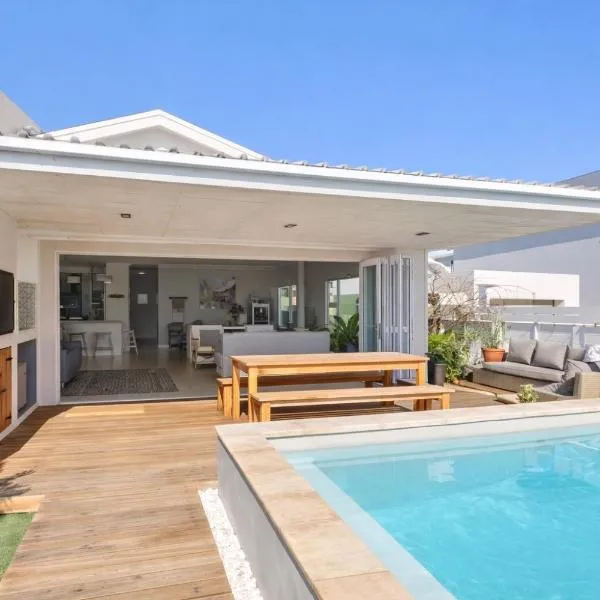Paradise Beach House with Pool and Parking, hotel in Kommetjie