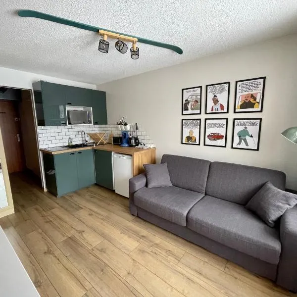 Studio entièrement rénové - Balcon - 4 personnes, hotel en Chamrousse