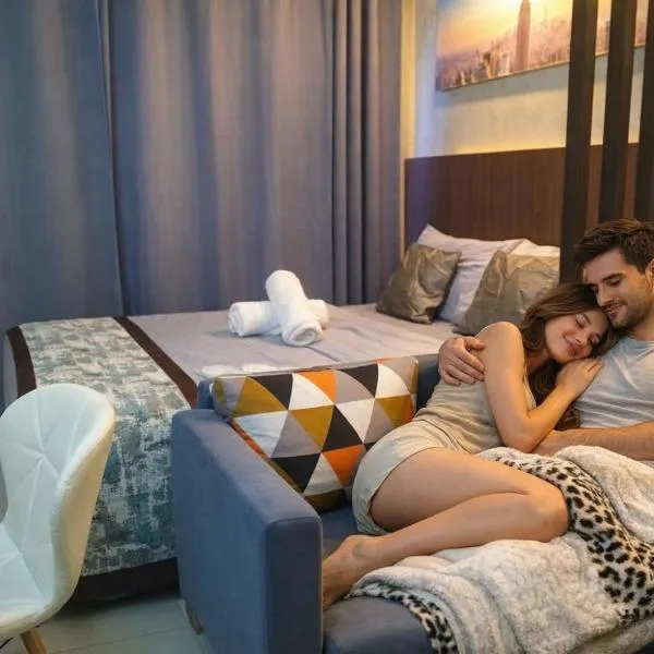 Luxurious Romantic Getaway in a stylish Condo，大雅台的飯店