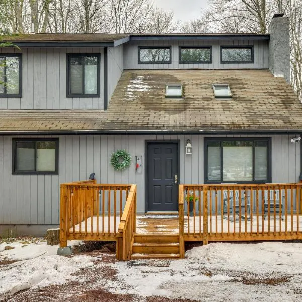 Pocono Pines Home w/ Private Hot Tub!, מלון בPocono Pines