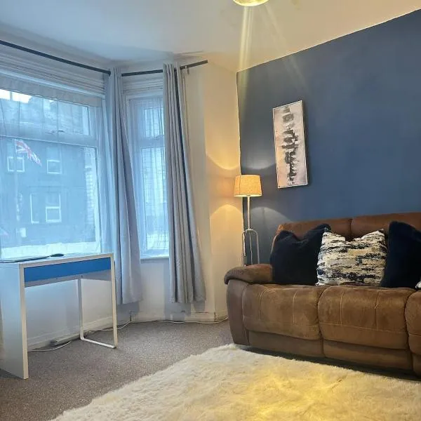 Spacious 3-Bedroom House with Fast Wi-Fi & Free Parking โรงแรมในอัลเดอร์ช็อต