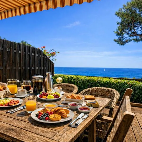 Beachfront Villa Cannes I Garden - Terrace & Sea View -Prime Location- Free Parking, Hotel in Cannes