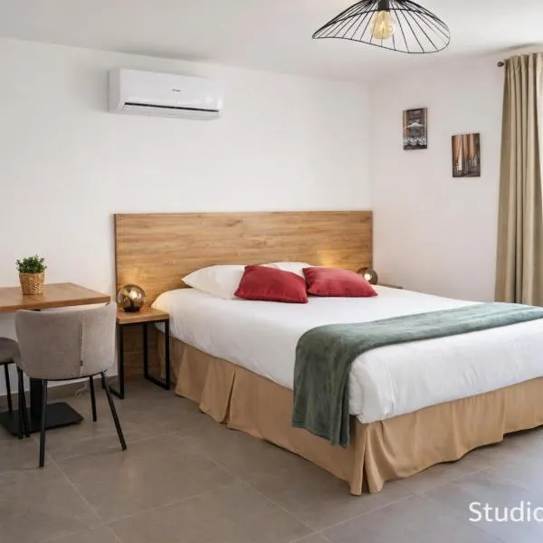 SOUS LES PLATANES, hotel i Velaux