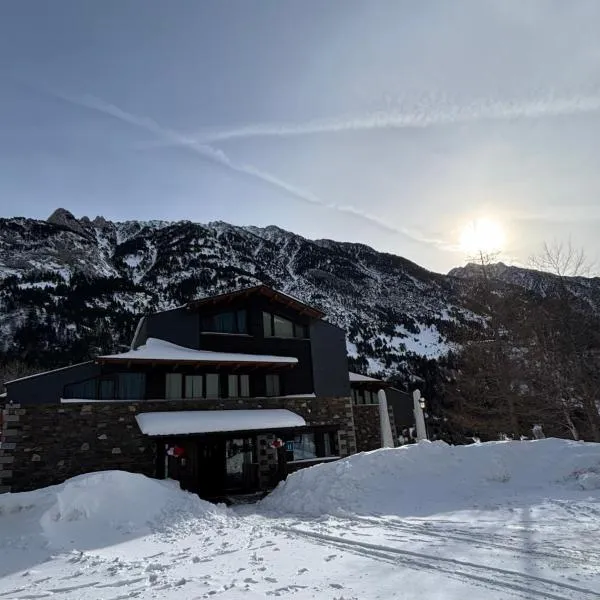 HOTEL TURPÍ, hotel v destinaci Benasque