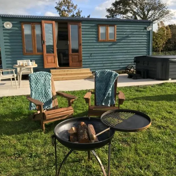 Ty Beti at Gorlan yr Efail Shepherds Hut with Private Hot Tub، فندق في هوليهيد