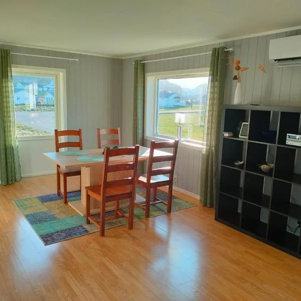 House on beautiful Værøy, mountains and sea outside the window，Værøy的飯店
