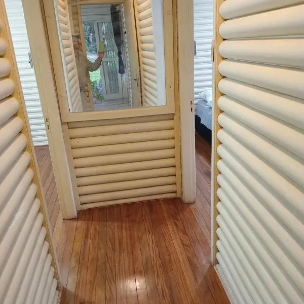 Chalé alpino em canela rs todo mobiliado com cozinha lareira split Wi-Fi 2 quartos perto do centro, hotell i Canela