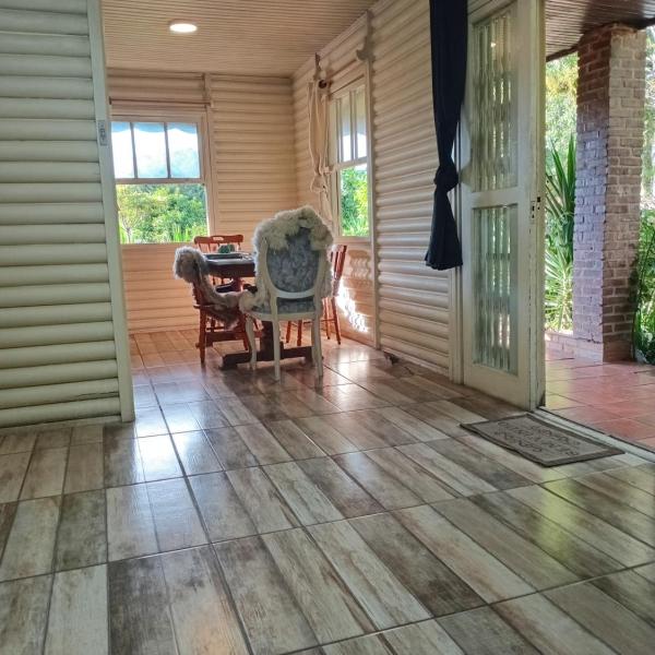 CHALÉ ALPINO RAIZ TODO MOBILIADO COM 2 QUARTOS COZINHA SALA BANHEIRO NATUREZA 2 KM centro de Canela rs - Foto 4
