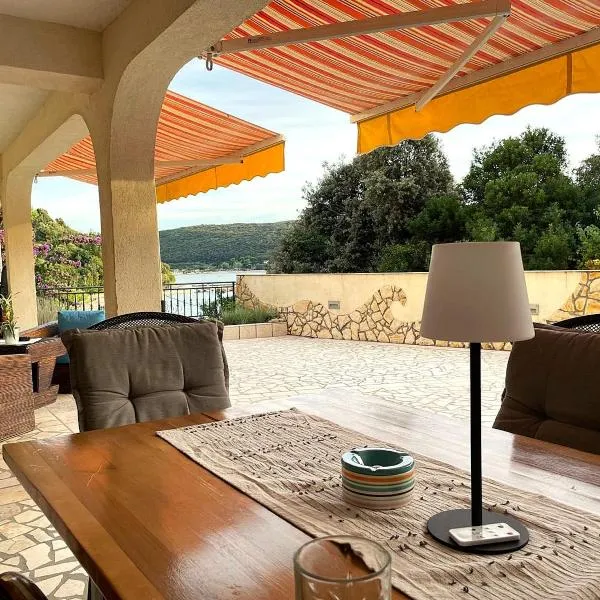 Apartments Trlika, отель в городе Kampor