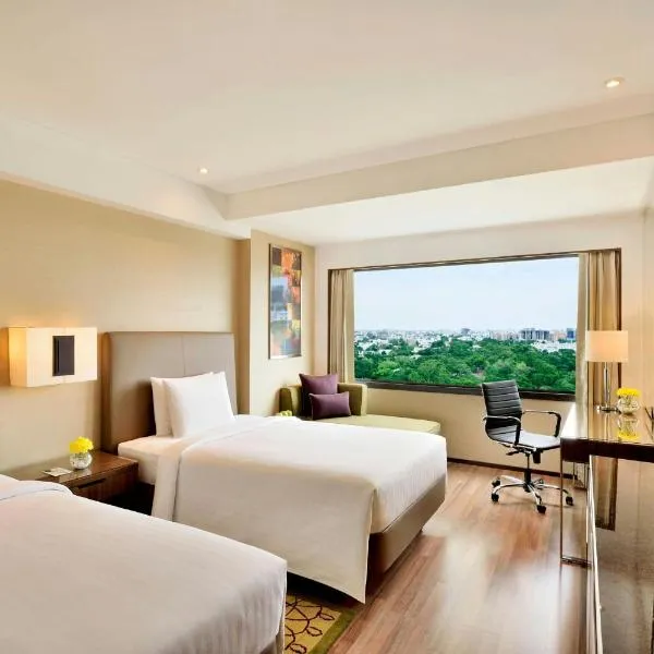 Courtyard by Marriott Chennai, hotel in Chennai