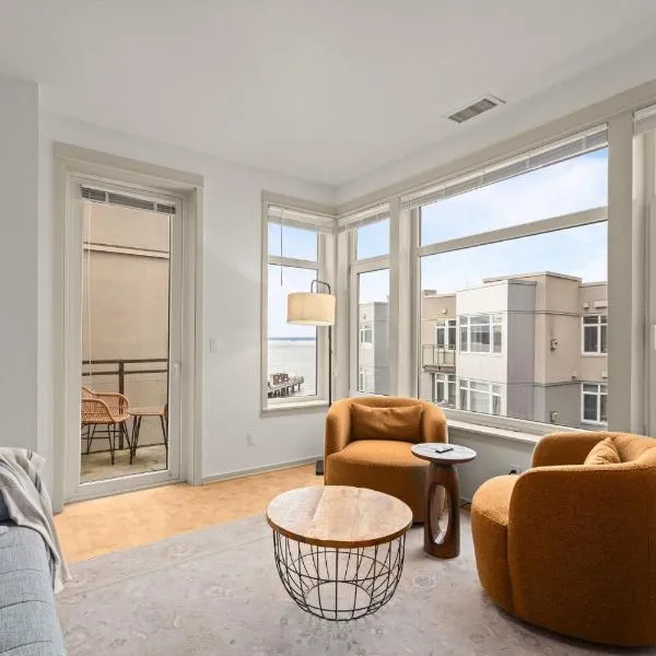 Seattle Waterfront Condo, Free Parking, Gym, Hot Tub, Steps to Pike Place, hotel i Seattle