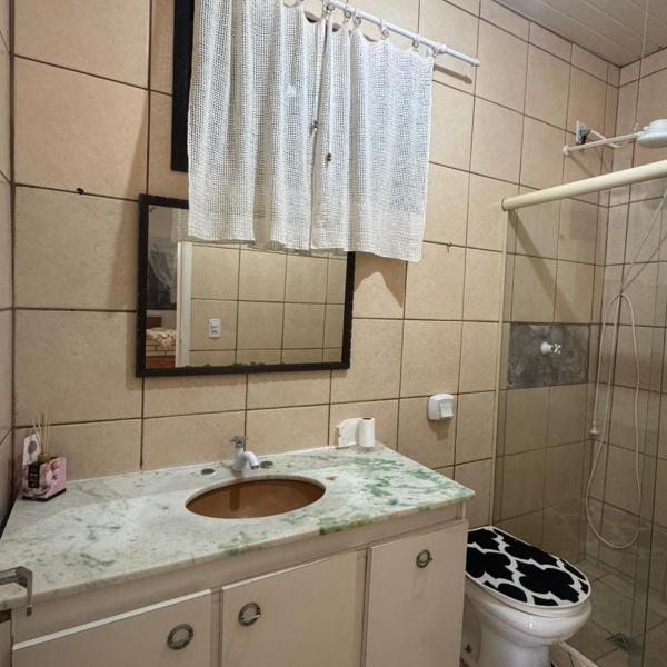 Casa Inteira a 100 m da Praia da Enseada em São Francisco do Sul com 2 Quartos para 6 Hóspedes Ar-Condicionado WiFi e Estacionamento - Foto 3