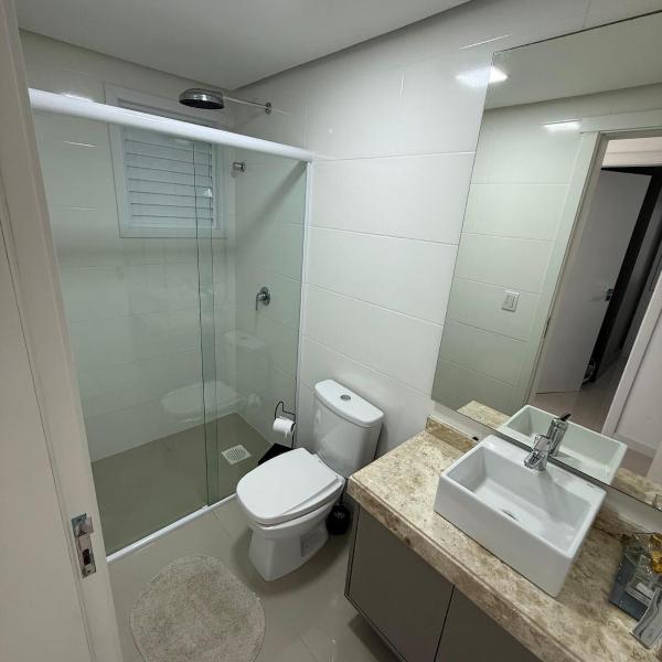Apartamento 2 dormitórios, com piscina e perto da praia - Foto 3