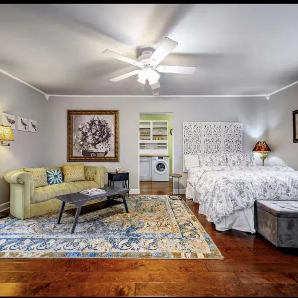 Peaceful Private Cottage, Walk to Park & 5 Mins to Downtown, hotel in Nashville