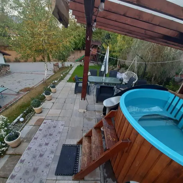 Cabana Smarald Colibita cu ciubar si spatiu de joaca, hotelli kohteessa Colibiţa