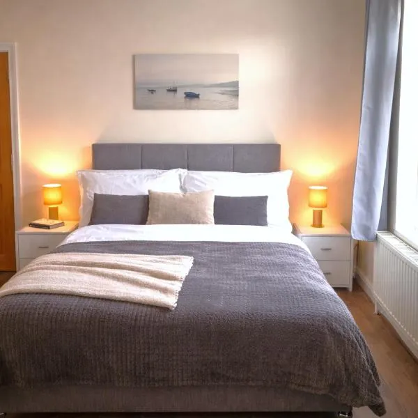 Evo C - 2 Bed Apartment 2 Min Walk to Station - longer stays available，格雷夫森德的飯店