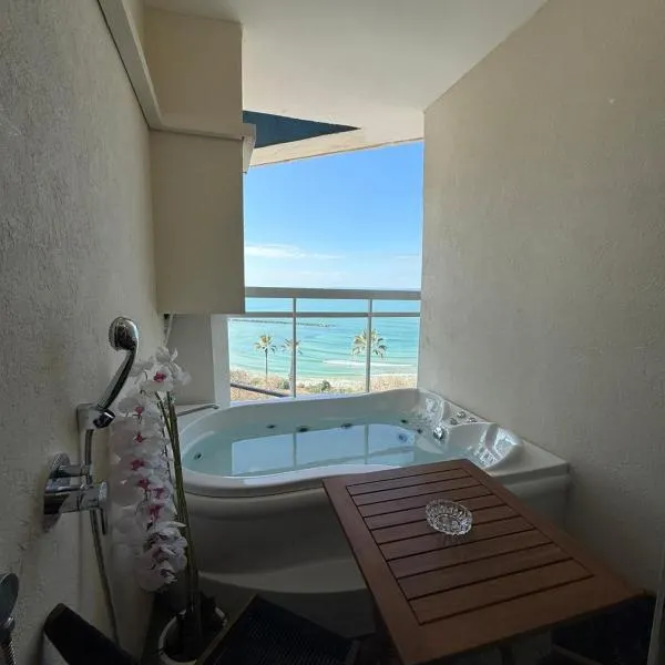 קו המים-סוויטה עם גקוזי במרפסת על הטיילת!، فندق في نتانيا