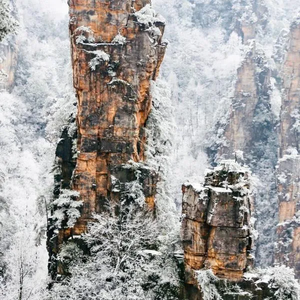 Zhangjiajie Waterfront Huajian Inn& Tianmen National Forest Park & Free pick up service, hotel u gradu 'Zhangjiajie'