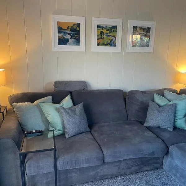 The Eden, Cosy 1 bed lodge with riverside views, hotel em Crieff