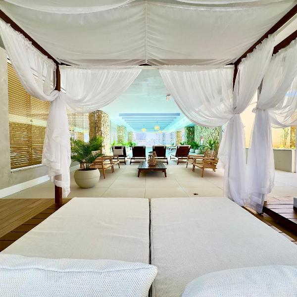 Apartamento em Condomínio Frente-Mar com Piscinas, Jacuzzi Aquecida, Sauna, Academia, Brinquedoteca, Churrasqueira na Sacada, Cozinha Completa e Lazer de Home Club - Foto 2