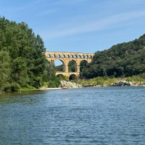 Jabadao - Chambre familiale à Sernhac proche Pont du Gard, hotel i Sernhac