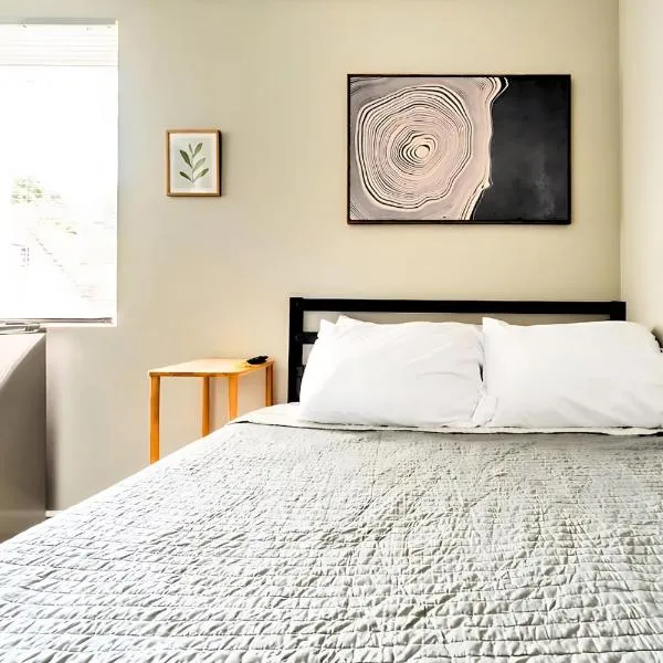 Cozy Micro Suite Unit 3 Sleeps 2 Minutes to Downtown, hotel u gradu 'Tacoma'