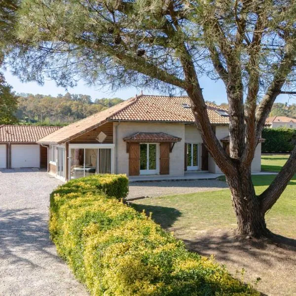 Maison 4 chambres pour 8 personnes, готель у місті Ségos