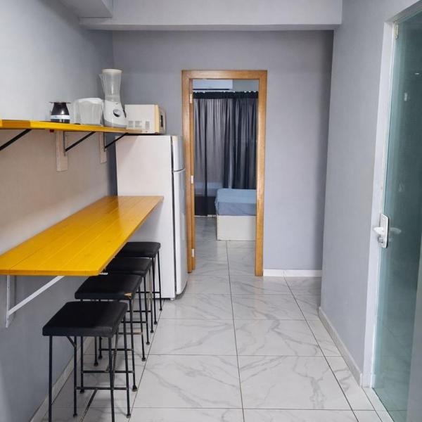 RL Suíte com cama de casal, com banheiro privado, ar split, wifi em Sobrado, sem áreas compartilhadas, somente acesso comum qqq