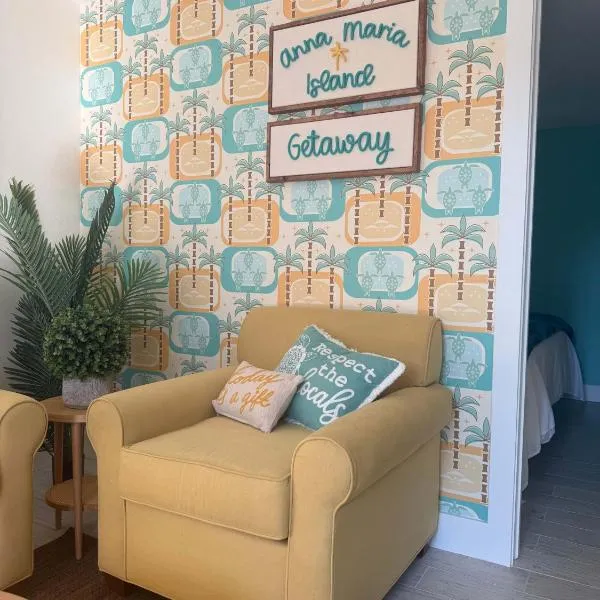 Just Beachy! One bed one bath charmer steps to beach, hotel in Bradenton Beach